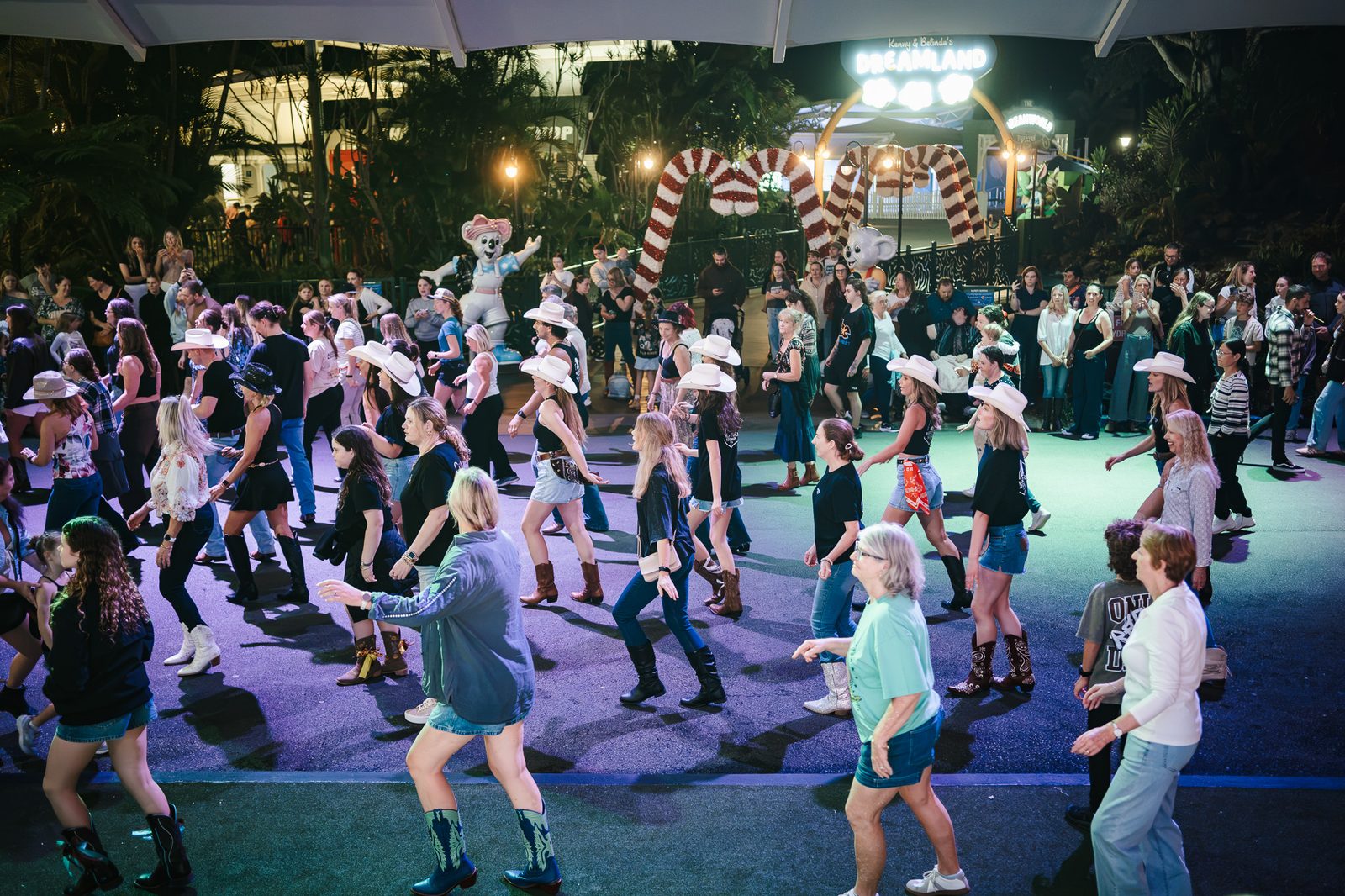 Western Stomp leading a huge crowd at Dreamworld